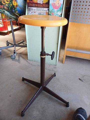 Tabouret d'atelier strafor
