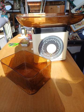 Balance cuisine terraillon 5kg 1970 Modèle vintage qui séduit encore de nombreuses et nombreux pationner de rétro. Bon état de fonctionnement et esthétique