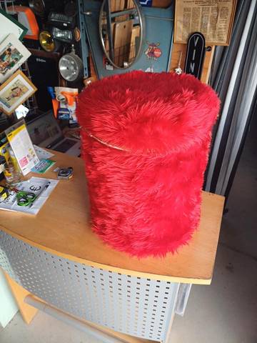 Pouf moumoute vintage 1960/70 Pouf coffre  décoration  La moumoute est en bon état,  élastique distendu.  Diamètre 35cm Hauteur 45cm