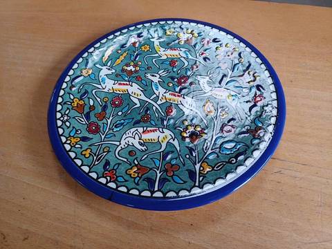 Assiette décorée en céramique