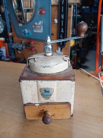 Ancien moulin à café Peugeot Dans son jus , semble être fonctionnel. Un bon nettoyage et petites restaurations me semble nécessaire  Largeur 12 cm…
