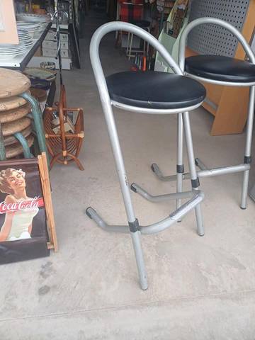 Tabouret pro événementiel Très solide résistant  Tube diamètre 32mm Largeur 46cm assise 79/80cm dossier 95.5cm  Vendu la paire 100€ (50€ piece)valeur…