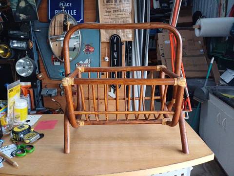 Porte revue rotin vintage 1960 env Bon état  Largeur 46cm Profondeur 26.5cm hauteur 46.5cm