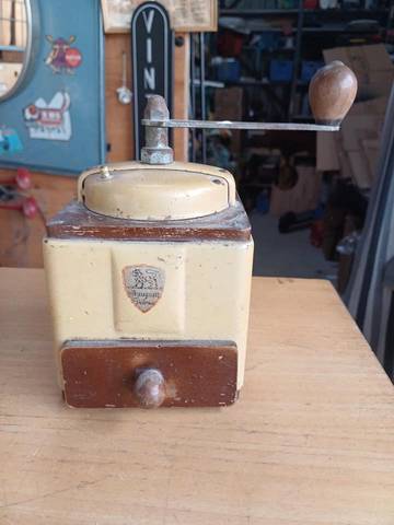 Moulin café Peugeot  Modèle vintage  Esthétique usure du temps et de son  utilisation répétée 12x12x21cm