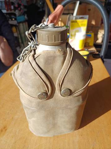 Ancienne gourde militaire  En aluminium  Hauteur 23cm largeur 15cm profondeur 10cm. , mesure avec étui Dans son jus
