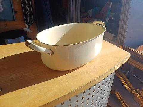 Ancienne cocotte metal émaillé  Vintage 1950 a 70 environ Dans son jus , pour décoration  Longueur 33cm sans ances. ,43cm avec  . Largeur 22cm…