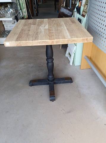 Table bistrot bois vintage  Plateau  bois lamellé 62x66cm (plus récent) Pietement bois massif vintage (d'un ancien casino)  avec petite plaque laiton…