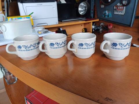 4 tasses café thé vintages  3 en bon état, 1 qui a été recoller  D'où le prix 3x5€   la 4eme offerte 8x11cm h7.2cm