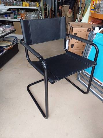 Fauteuil style Marcel breuer b34  Armature tubulaire noire  Assise et dossier  type cuir  Sans signature pour l'attribuer  Largeur 57.5cm profondeur…