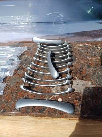 Poignee de meuble 2.50€ pièce  Longueur 19cm entraxe vis 16cm hauteur 3cm 13 disponibles. D'occasion