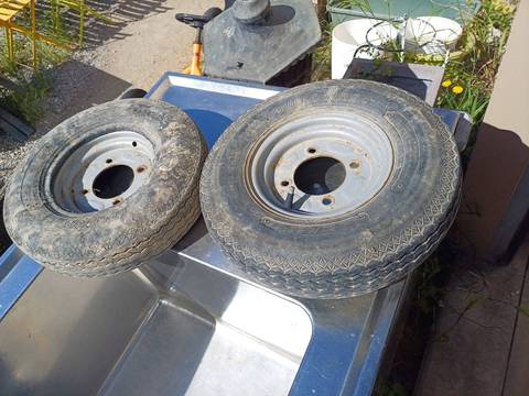 2 jantes remorque 8 pouces  4.80/4.00-8 Entraxe 150mm environ  Pneu à changer