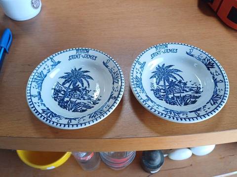Coupelle vintage rhum saint James  Vers 1970 Diamètre 12.5cm  Rendu monnaie/ravier/ cendrier  6€ pièce.  Ou les 2 pour 10€