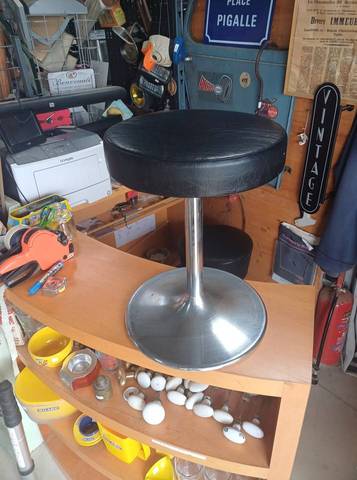 Tabouret bas style knoll 70's Pied tulipe chrome , diamètre 36cm Assise Skaï diamètre 34cm Hauteur assie 46cm Bon état d'usage,  esthétique usures et…