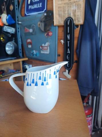 Petite carafe a lait boch louviere