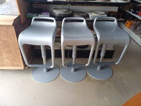 3 tabourets pivotants Noon,