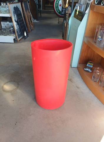 porte-parapluie GIANO a été conçu par Luisa Bocchietto pour Serralunga et fabriqué en Italie.