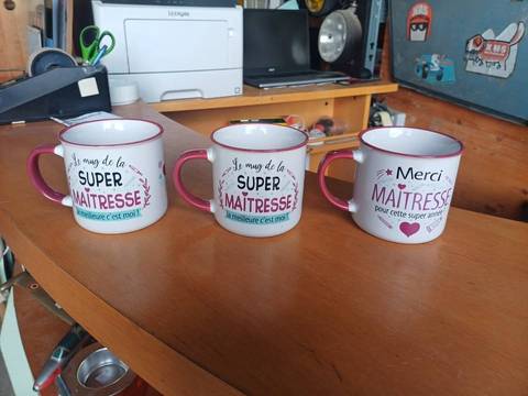 Mug porcelaine maîtresse  Diamètre 9cm hauteur 9cm Bon état,  5€ piece
