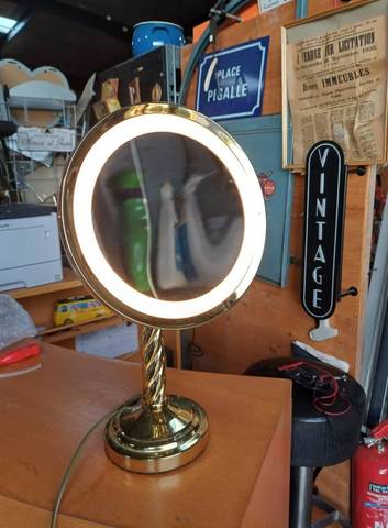 Miroir grossissant lumineux