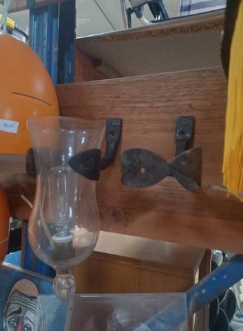 Paire anciennes appliques. 2 supports fer forgé,  mais 1 seul verre et système électrique.  Largeur 9 cm, hauteur 25cm profondeur 15cm