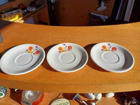 3 sous tasses moulins des loups 70's.  Motifs fleuris tres coloré