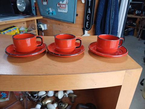 Lot de 3 tasses et sous-tasses Vintage – Rouge Corail & Noir – Années 70, (type expresso) et leurs sous-tasses assorties, au style résolument vintage et rétro.