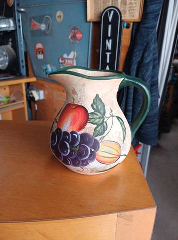 Pichet / Broc en céramique – Décor Fruits – Style Fresque Antique