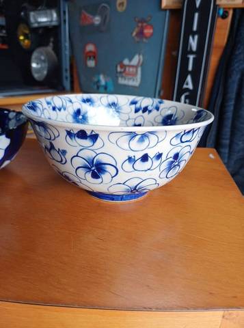 Grand bol / Saladier en céramique - Décor floral bleu et blanc
