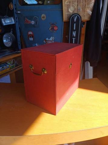Superbe Boîte de Rangement Vintage - Extérieur Rouge & Intérieur Toile de Jouy