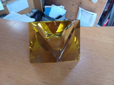 superbe cendrier / objet de décoration en verre biseauté jaune ambré style Art Déco