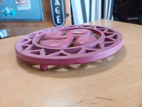 Dessous de plat Vintage en Fonte – Croix Basque (Lauburu) – 18,5 cm