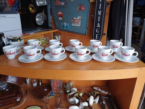 Lot d'anciennes tasses à café Gilbert et sous-tasses