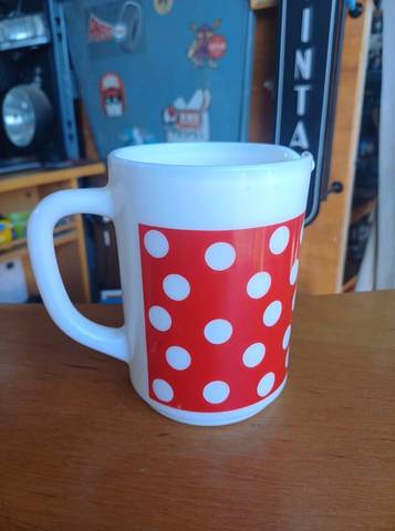 Pichet / Pot à lait Vintage Opaline – Pois Blancs sur Fond Rouge.