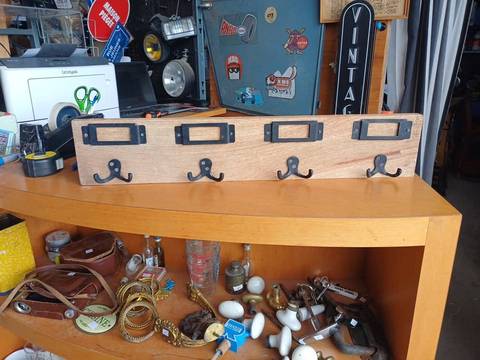Superbe Patère Murale Industrielle & Vintage – Bois et Métal – 4 Crochets & Porte-Étiquettes