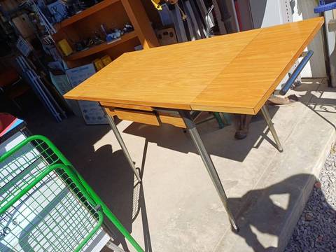 Table de cuisine vintage "Supermatic"Métal – Années 60 superbe table de cuisine vintage de la marque Supermatic (modèle breveté "Le Tubménager")…