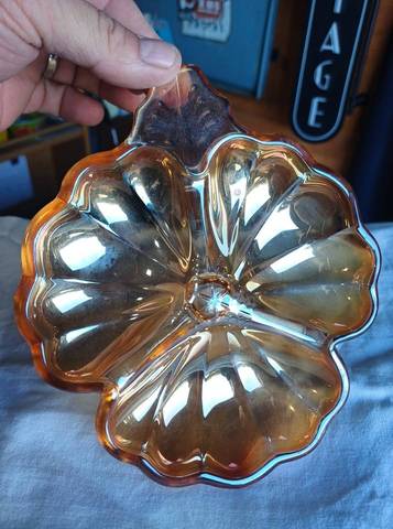 Plat à dattes / Coupelle tripode en verre émaillé ambré irisé vintage