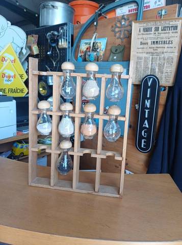 Étagère à Épices Vintage en Bois – 8 Flacons en Verre Forme Ampoule / Goutte