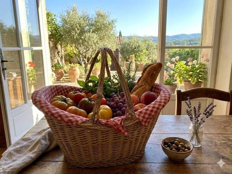 Panier en osier vintage avec doublure vichy rouge et blanc