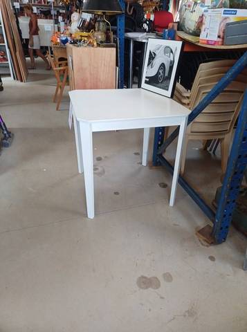 Table carrée blanche IKEA (75x75 cm)cette table carrée blanche de la marque IKEA, idéale pour les petits espaces, une cuisine ou comme bureau…