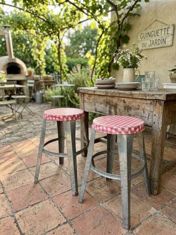 Paire de tabourets vintage industriels tout métal – Motif Vichy rouge – Années 50/60 (ou style)