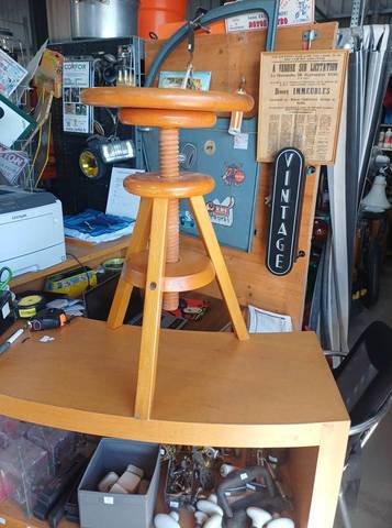 Joli Tabouret d'Atelier Tripode en Bois Vintage – Hauteur Réglable