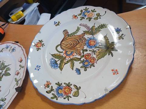 Assiette murale faïence décor floral - Marque SP (Style Sceaux / Moustiers) XXe