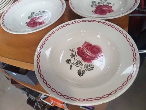 Lot de 9 assiettes creuses anciennes Badonviller / Digoin – Décor Rose rouge rétro