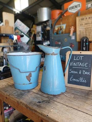 Vintage : Pichet / Broc à eau et Seau en tôle émaillée bleu ciel