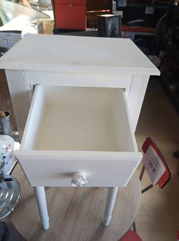 Table chevet / Sellette haute en bois blanc — Style romantique chic