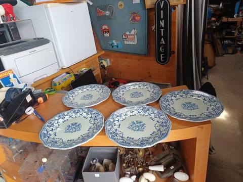 Superbe lot de 5 assiettes plates anciennes en faïence de la célèbre manufacture de Gien.