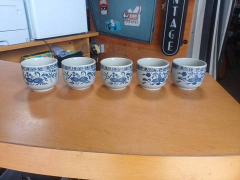 Lot de 5 tasses à thé asiatiques en céramique bleu et blanc vintage