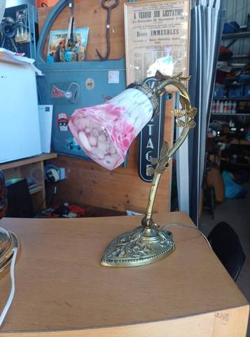Superbe lampe de table / lampe de bureau ancienne de style Art Nouveau, très décorative et en excellent état.