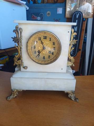 Pendule ancienne en albâtre / marbre clair et bronze doré XIXe - Avec clé