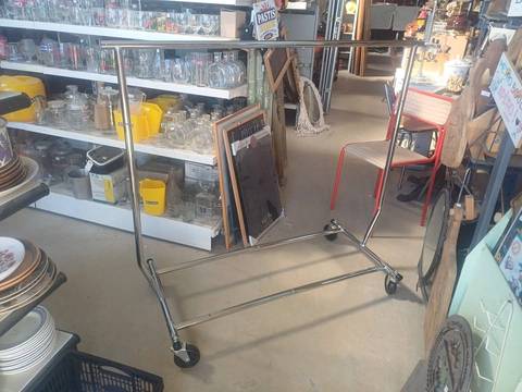 Portant à vêtements professionnel chromé sur roulettes extensible — Langria