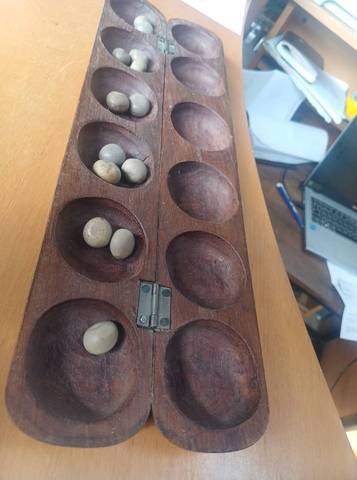 Jeu d'Awalé / Awélé traditionnel en bois sculpté avec graines